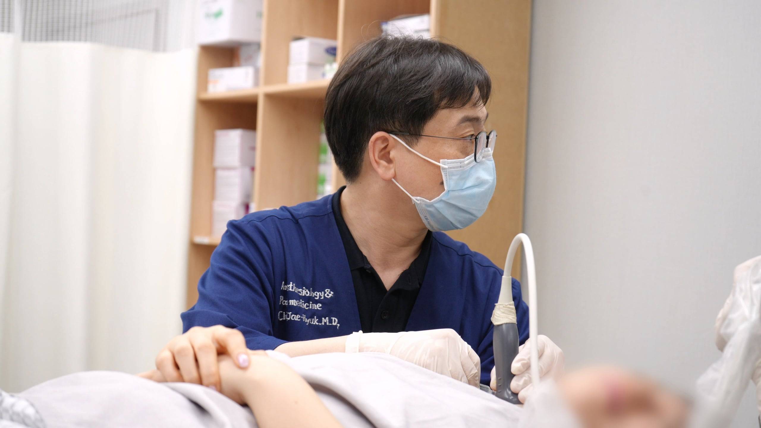 연세오상병원 마취통증의학과 전문의가 초음파 영상을 확인하는 모습