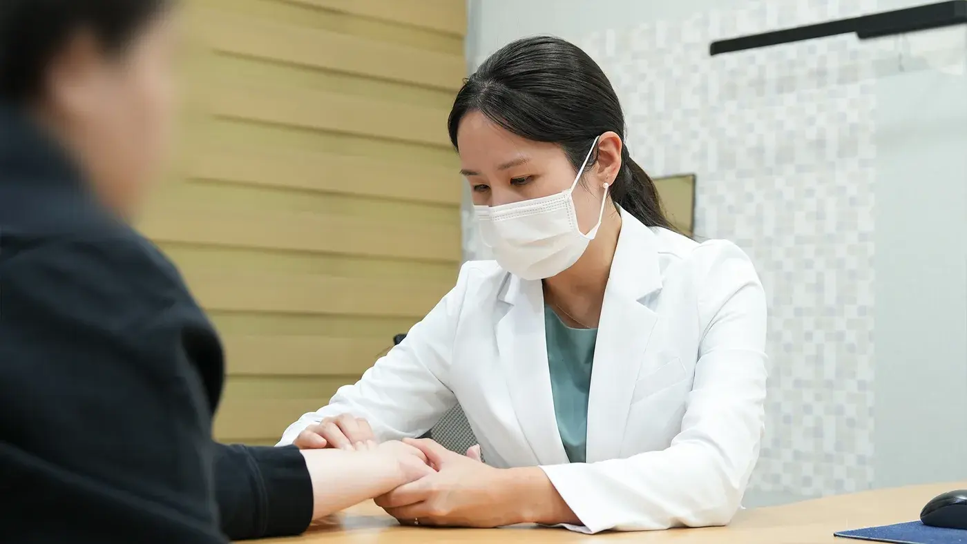연세오상병원 한의사가 환자의 상태를 살피는 모습